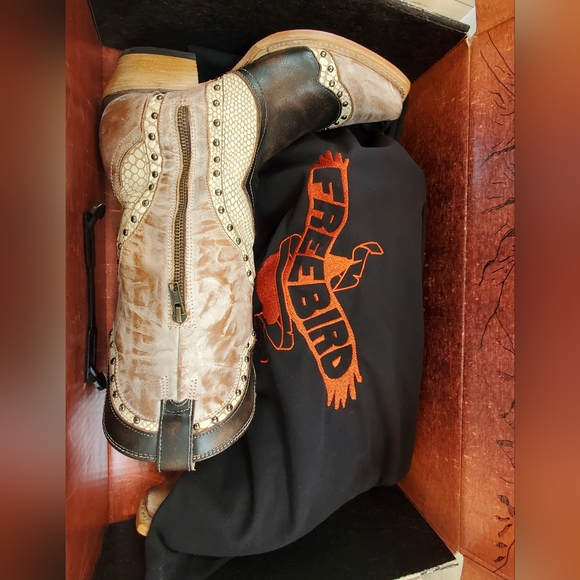 NIB Freebird Warner taupe multi boot - Picture 7 of 11